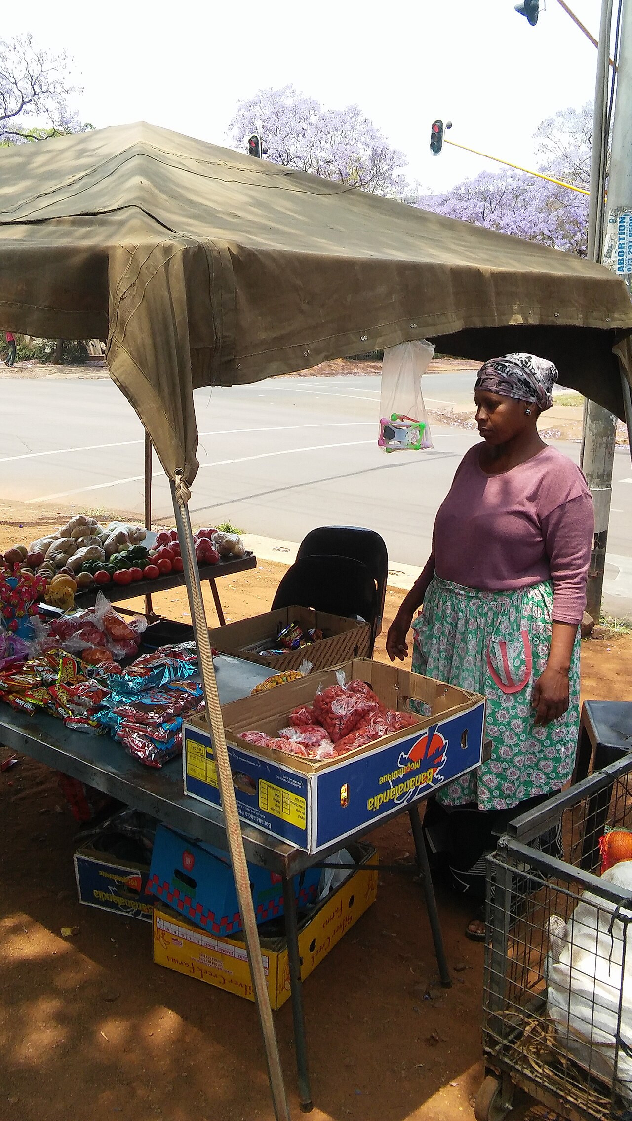 Вендор це хто: просте пояснення терміна та його ролі в бізнесі: File:A street vendor.jpg