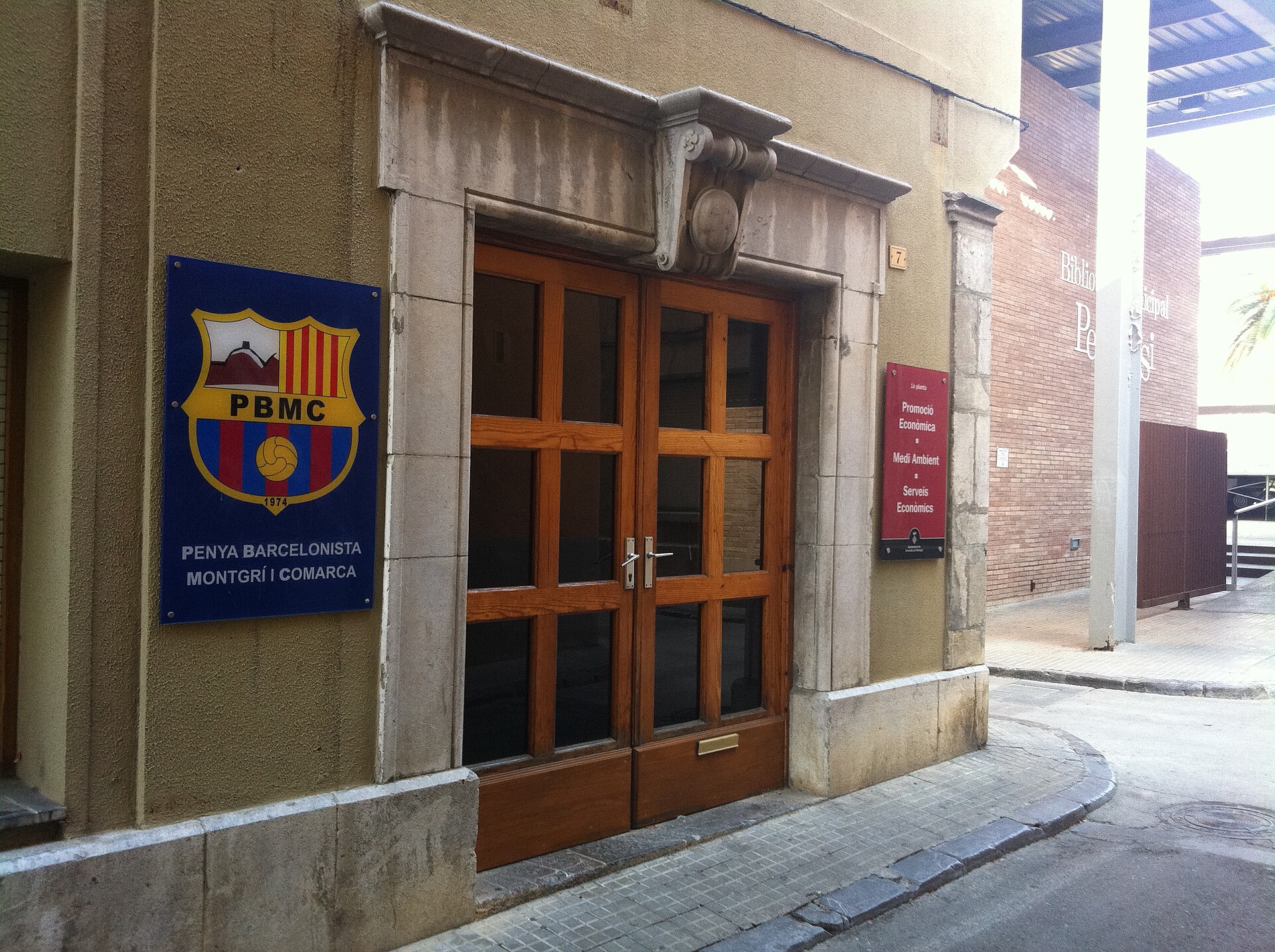 Пеня: коли нараховується і як не переплатити зайвого: File:Penya Barcelonista de Torroella de Montgrí.JPG